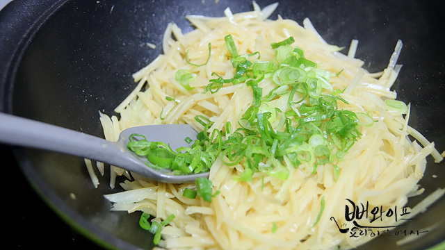 Add the onion and stir-fry — step photo 1