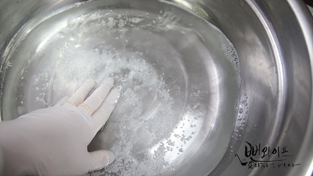 さつまいものつるを塩水に漬ける — 手順の写真 2