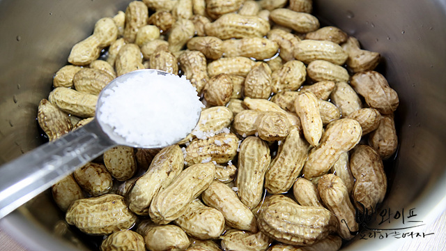 Boil the peanuts — step photo 1