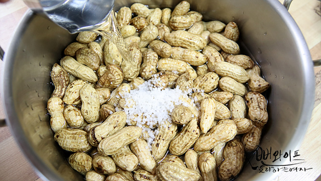 Boil the peanuts — step photo 2