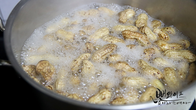 Boil the peanuts — step photo 1