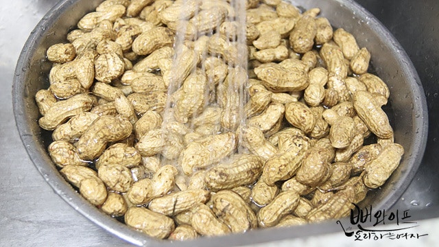 Clean and shell the peanuts — step photo 1