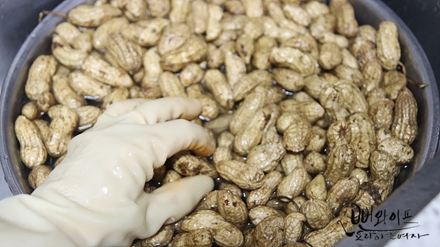 Clean and shell the peanuts — step photo 2
