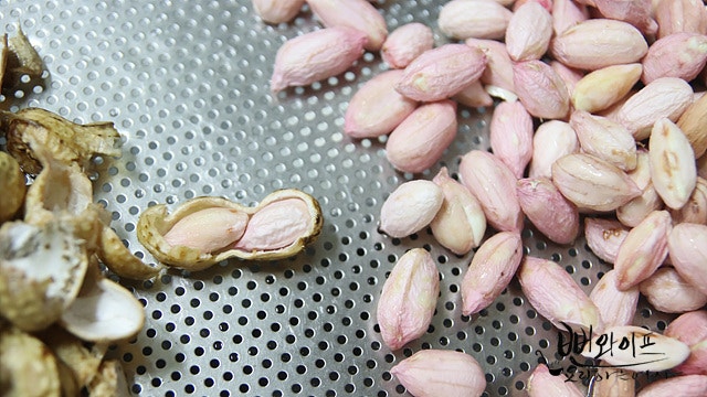 Clean and shell the peanuts — step photo 3