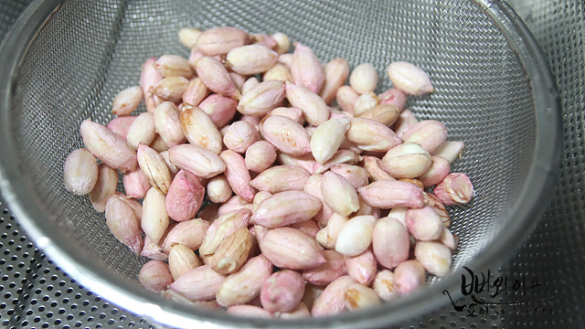 Clean and shell the peanuts — step photo 4