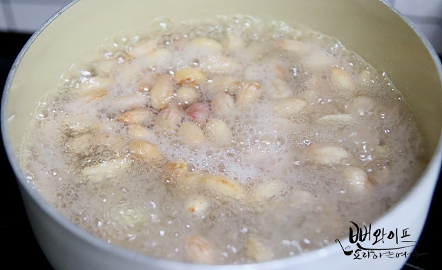 Blanch the peanuts — step photo 1