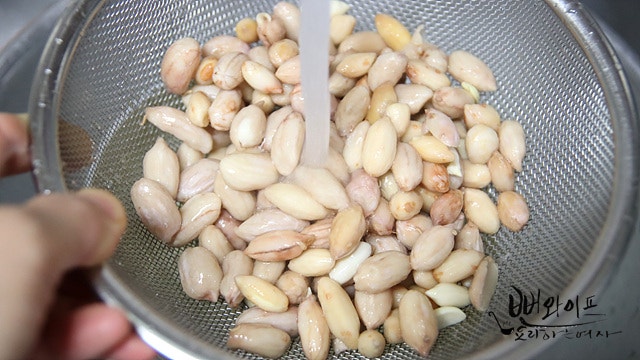 Blanch the peanuts — step photo 2