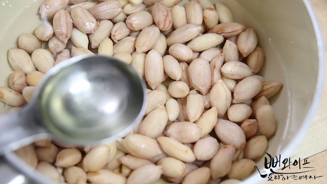 Add the soy sauce liquid — step photo 3