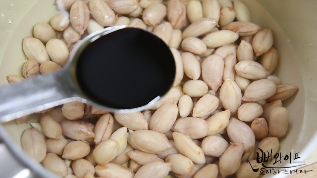 Add the soy sauce liquid — step photo 4