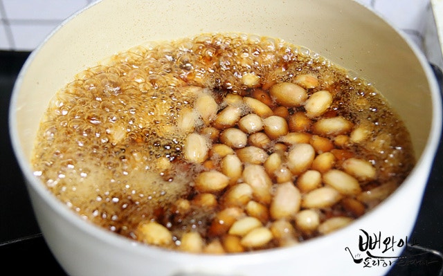 Cook in the soy sauce liquid — step photo 1