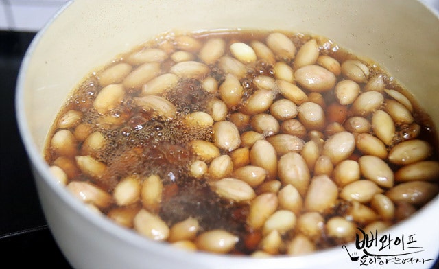 Cook in the soy sauce liquid — step photo 2