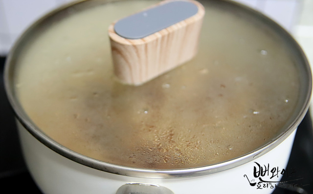 Cook in the soy sauce liquid — step photo 3