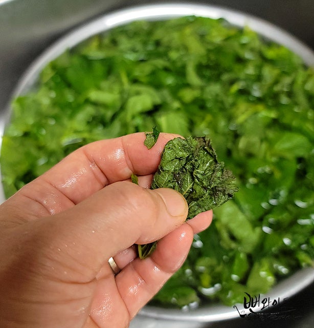 Wash the baby perilla leaves — step photo 2