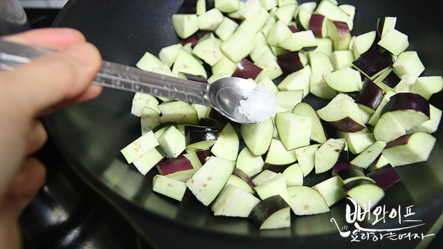 Pan-fry the ingredients — step photo 1