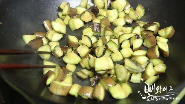 Pan-fry the ingredients — step photo 2