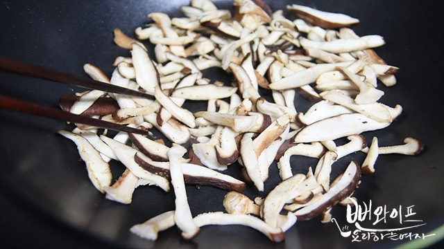Pan-fry the ingredients — step photo 2