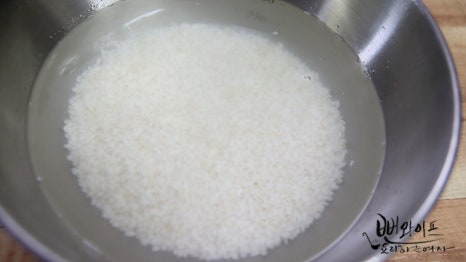 Soak the glutinous rice — step photo 1