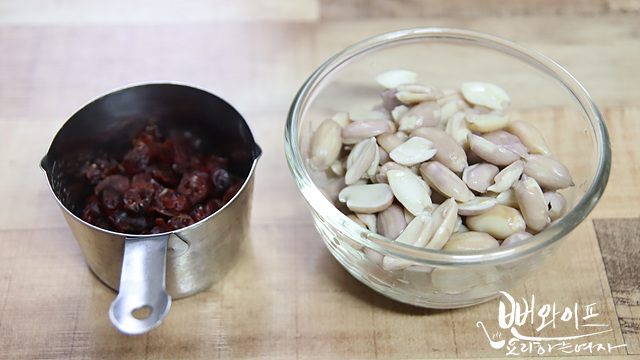 Soak the glutinous rice — step photo 2