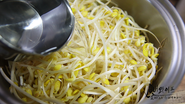 Boil the soybean sprouts — step photo 1