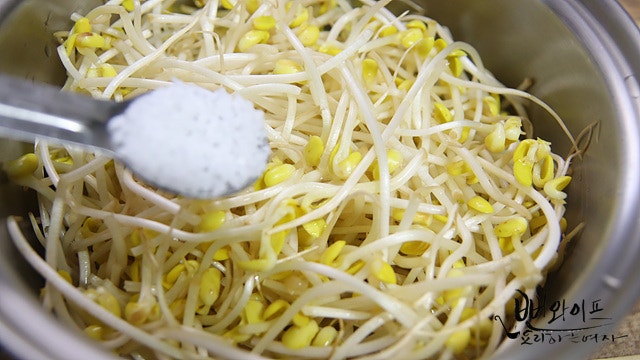 Boil the soybean sprouts — step photo 2