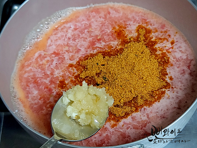 Season and boil the tomato broth — step photo