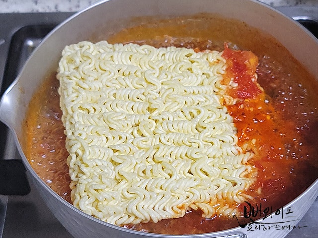 Cook the ramen noodles — step photo 1