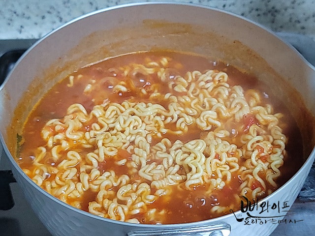 Cook the ramen noodles — step photo 2