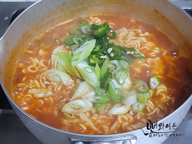 Cook the ramen noodles — step photo 1