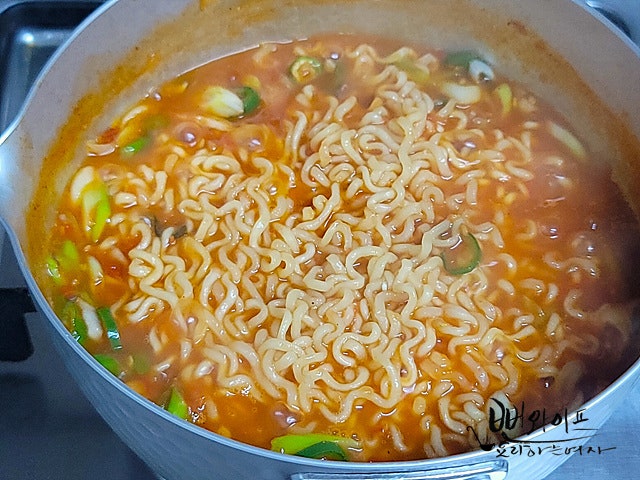 Cook the ramen noodles — step photo 2