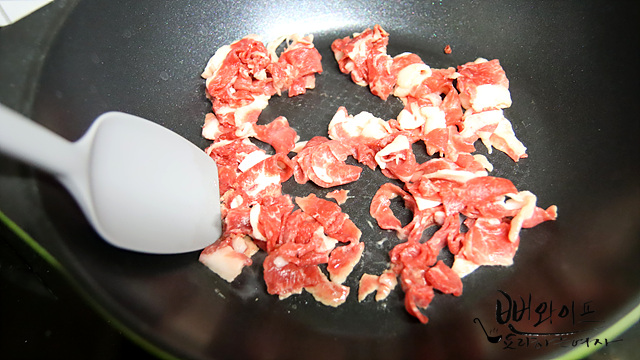 Stir-fry the beef brisket — step photo 1