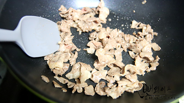 Stir-fry the beef brisket — step photo 2