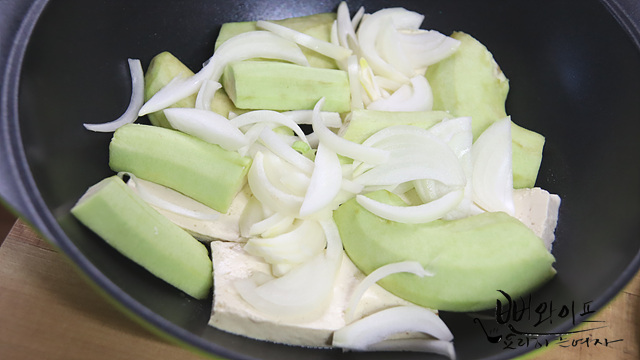 Layer the ingredients and seasoning — step photo 1