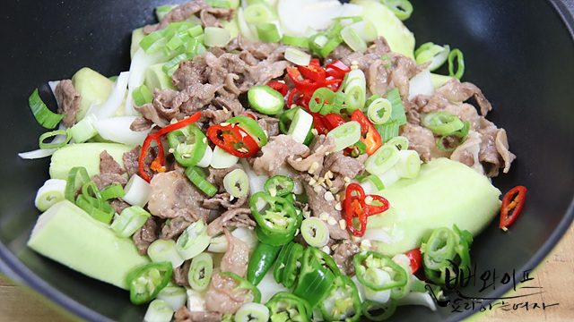 Layer the ingredients and seasoning — step photo 1