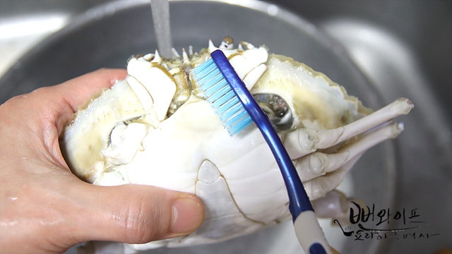 How to clean the crabs — step photo 2