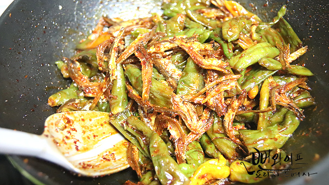 Add the anchovies and finish — step photo 1