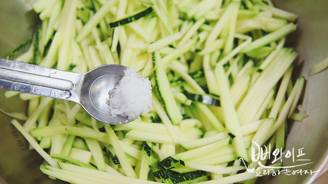 Salt the zucchini — step photo 1