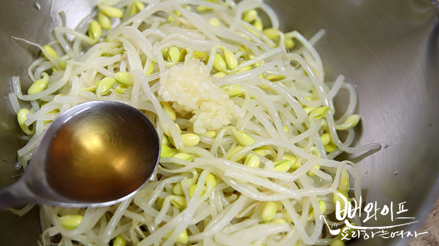 Season the soybean sprouts — step photo 1