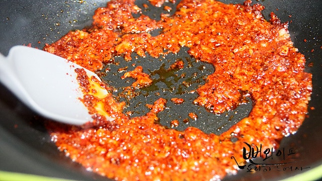 Make the garlic chili oil — step photo 2