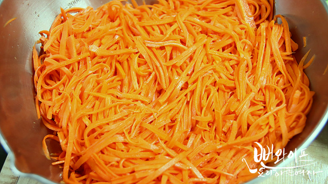 Salt the carrots — step photo 2