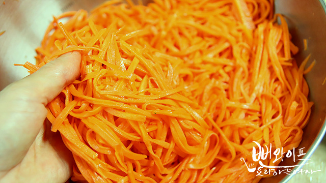 Salt the carrots — step photo 1
