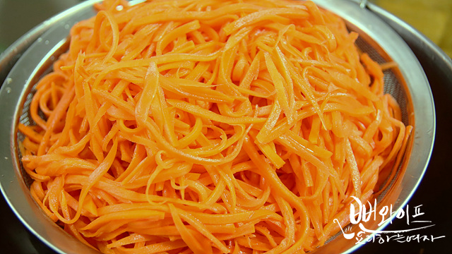 Salt the carrots — step photo 2