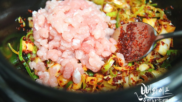 Stir-fry the pork — step photo 1