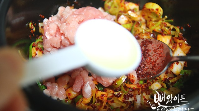 Stir-fry the pork — step photo 2