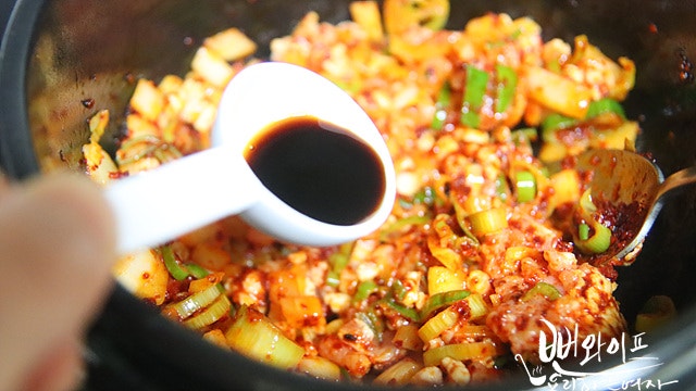 Stir-fry the pork — step photo 1