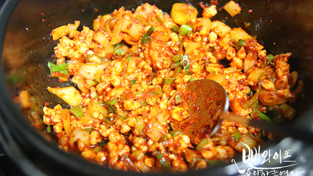 Stir-fry the pork — step photo 2