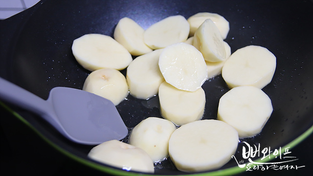 Stir-fry the potatoes — step photo 1