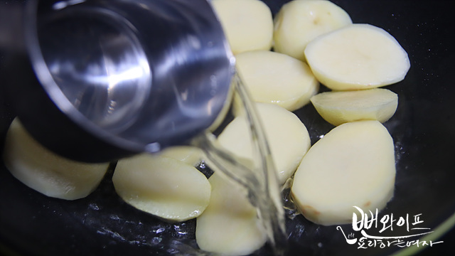 Stir-fry the potatoes — step photo 2