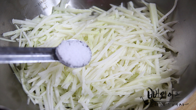 Salt the radish — step photo 1