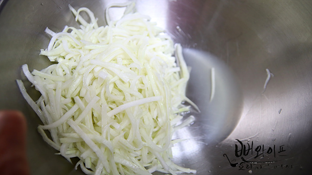 Salt the radish — step photo 2