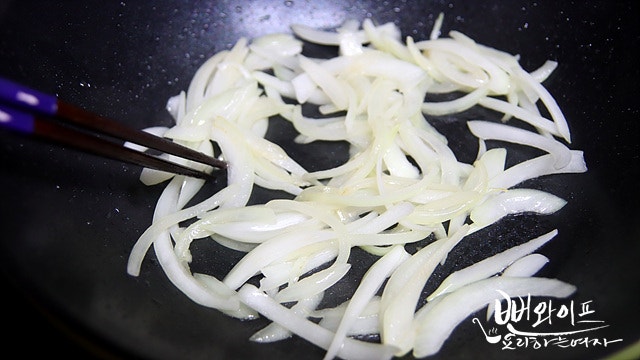 Stir-fry the vegetables — step photo 2